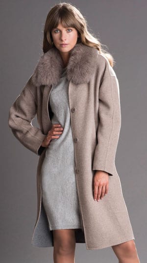 Classy, contemporary: the Cinzia coat with plush Scandinavian fox fur collar