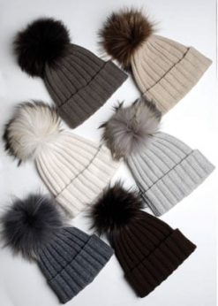 Chic Italian cashmere-silk and fox fur pompom hat