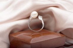Ultra-stylish pearl and silver contemporary Atlas Ring by Aleyne