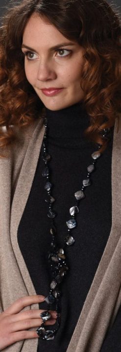 Pearls in motion: superb Montparnasse Necklace in glittering black natural mother-of-pearl
