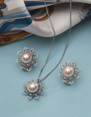 Exquisite new Perla Fiori 18ct white gold, Akoya pearl and diamond set: Earrings