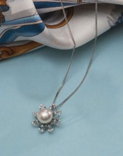 Exquisite new Perla Fiori 18ct white gold, Akoya pearl and diamond set: Necklace
