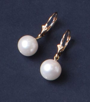 Classic beauty: natural round pearl earrings set on 14ct gold