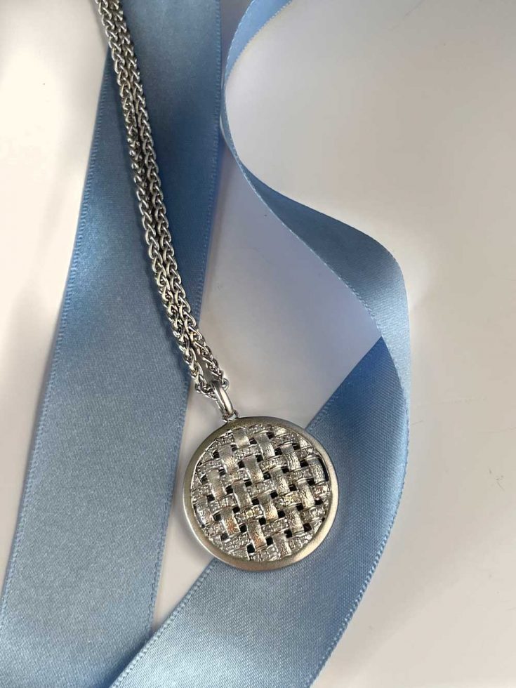 Stunning White Diamond and Silver Natté Collection from New York: The Pendant - Image 2