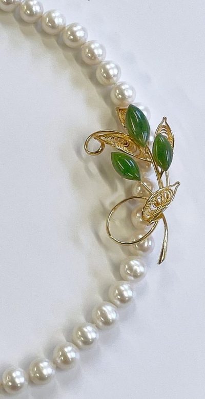 Elegance and beauty: the fabulous new Bouquet de Fleurs Necklace in natural Pearl and Gold from the Ballerine Collection: it's pure Chanel style! - Image 2