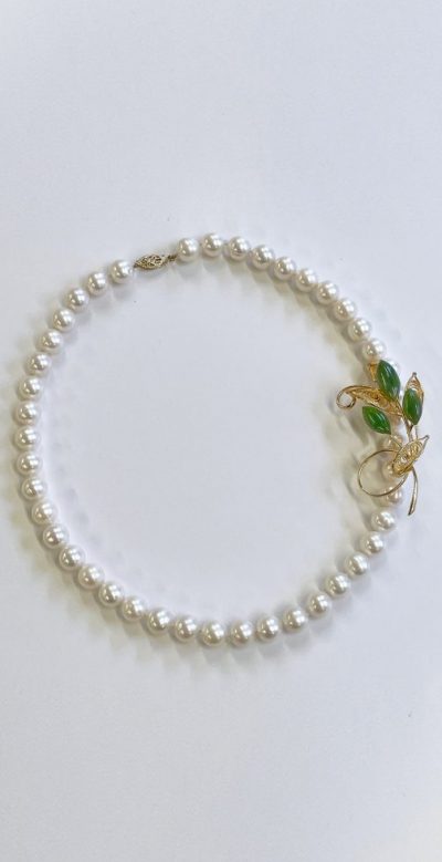 Elegance and beauty: the fabulous new Bouquet de Fleurs Necklace in natural Pearl and Gold from the Ballerine Collection: it's pure Chanel style!