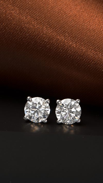 Hatton Garden diamonds: best price for these elegant .40 carat F/VS diamond stud earrings set in 18ct white gold: Excellent round brilliant cut diamonds: 100% moneyback guarantee